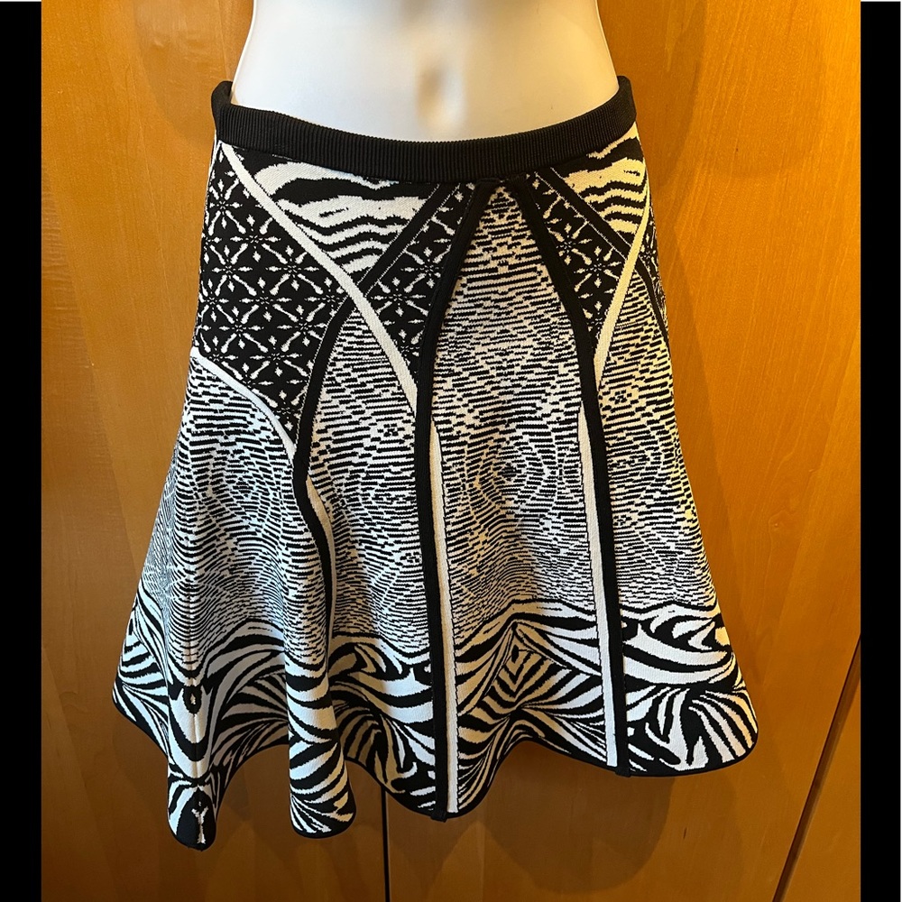 Diane Von Furstenberg brand white and black print heavy knit skirt. Wmn sz P.